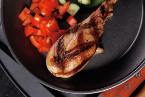 عکس با کیفیت مرغ گیریل شده داخل بشقاب